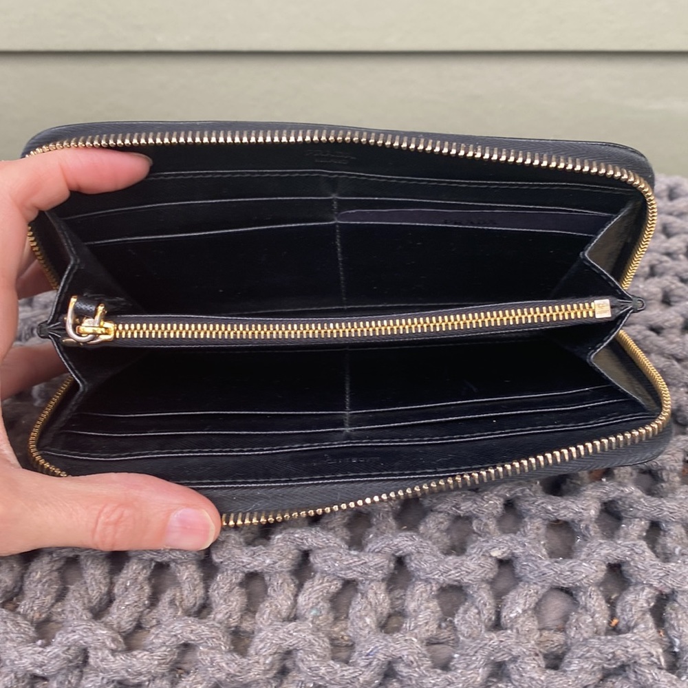 PRADA NERO SAFFIANO LUX WALLET LEATHER IN GOOD CONDITION. ONLY A COUPLE SCUFFS - Picture 10 of 16